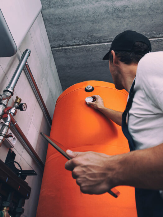 Mężczyzna montujący pompę ciepła