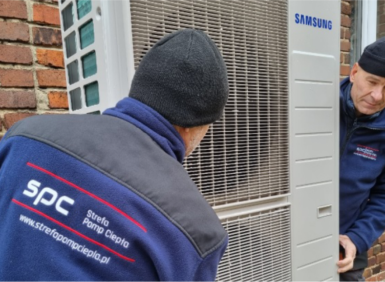 Technicy zakładający instalację grzewczą