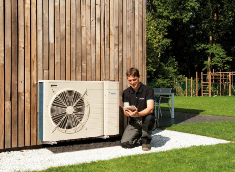 Mężczyzna z pompą ciepła