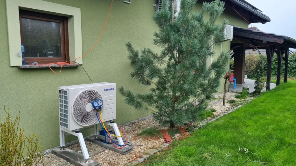 Zdjęcie pompy ciepła Samsung w domu jednorodzinnym